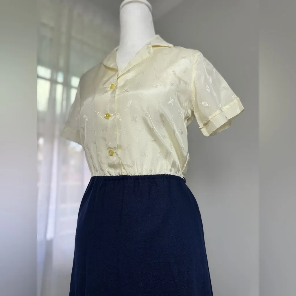 Vintage ‘80s Ivory & Navy Blue Short Sleeve Collared A - Image 3