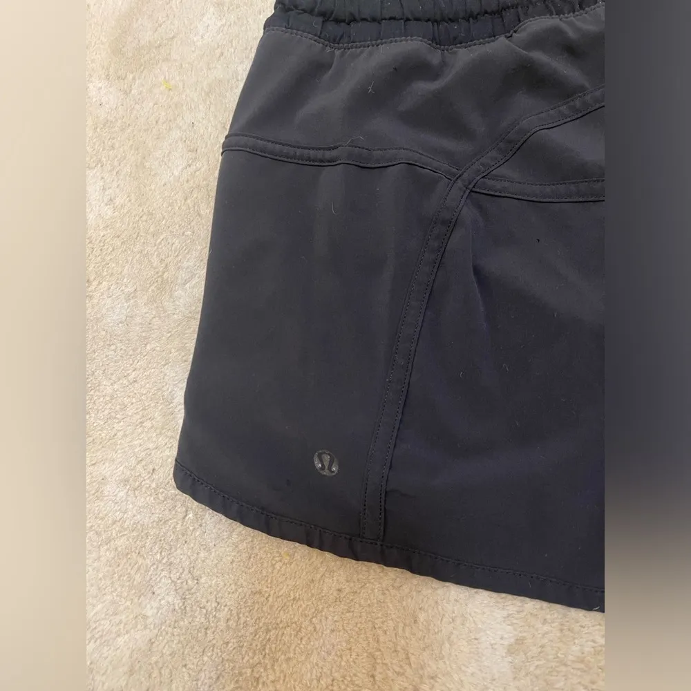 Lululemon Athletica black tracker short women’s size 8 - Image 4