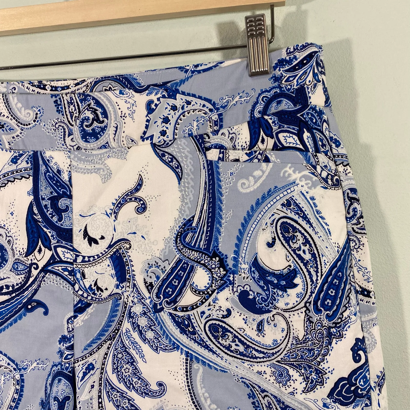 Chico's Women Blue Paisley Pull On Elastic Waist Chino Shorts Size 2.5 - Image 2