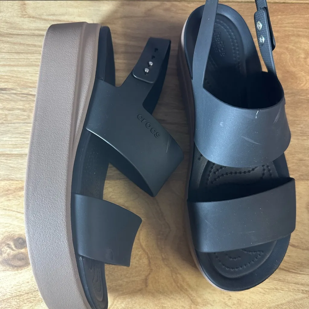 CROCS Black and Tan Platform Sandals - Image 4