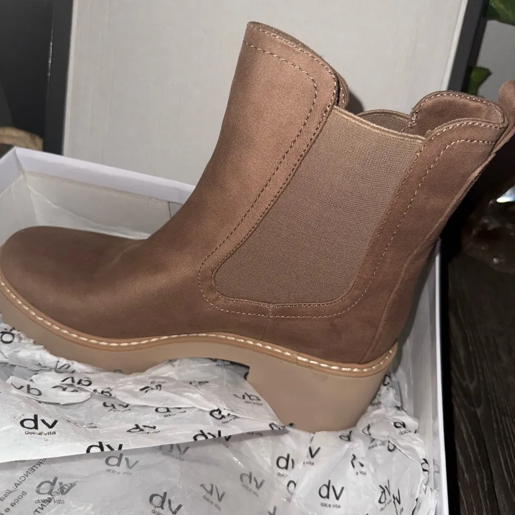 DOLCE VITA - Tobias Taupe Chelsea Boots – Size 9.5 – New In Box - Image 13