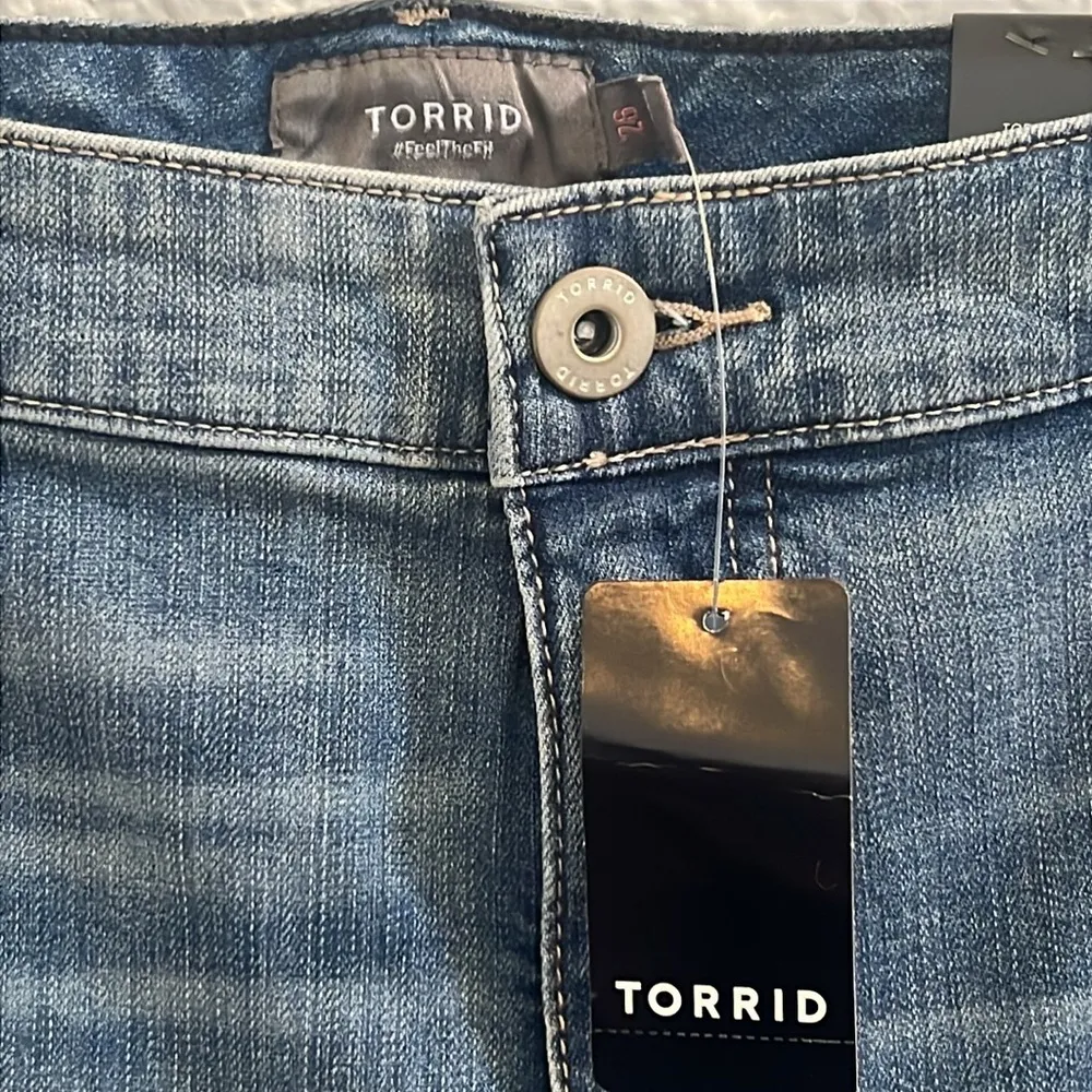 Torrid 5 INCH VINTAGE STRETCH MID-RISE SHORT SIZE 26 - Image 7