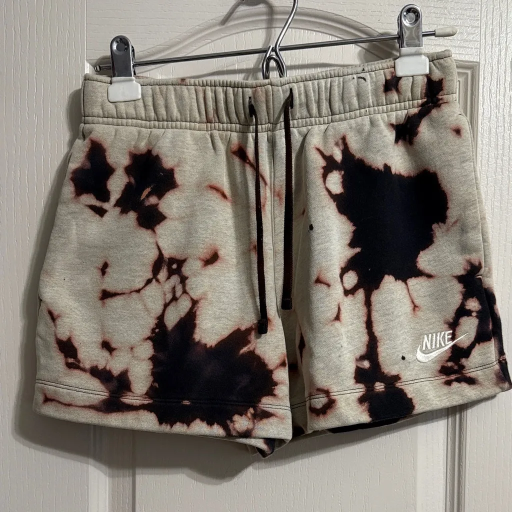💖 Nike Black & Cream Abstract Pattern Bleach Dye Sweat Shorts - Image 2