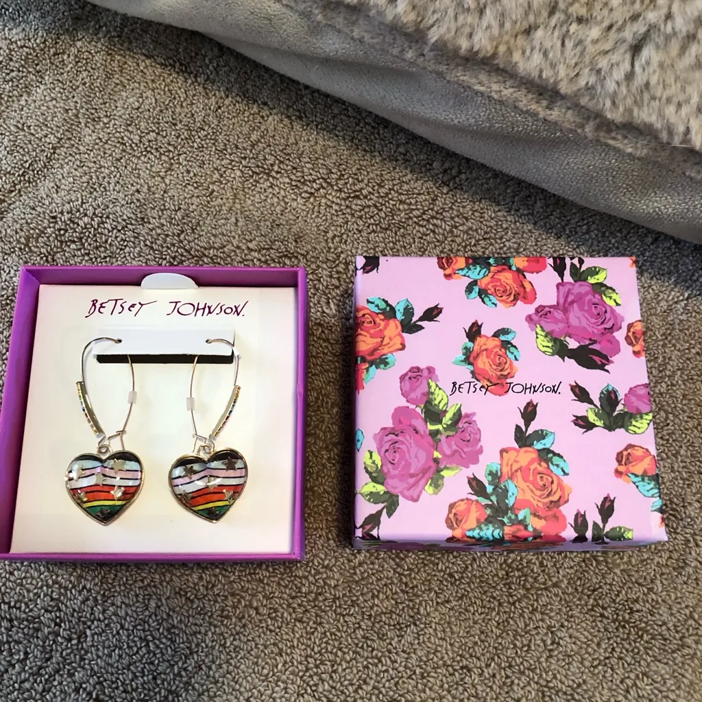 Betsey Johnson One Love Heart earrings. New with tags. - Image 2
