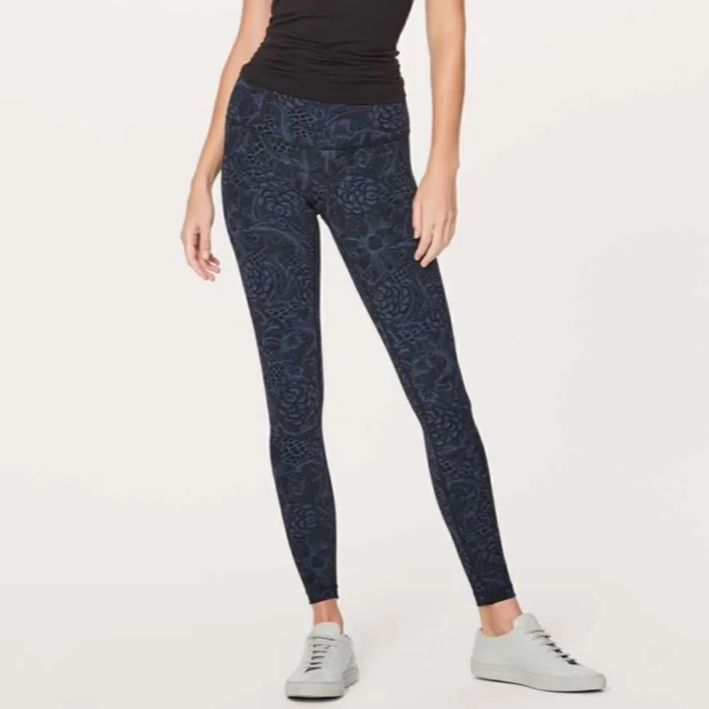 Lululemon Wunder Under Low-Rise Tight Luxtreme 28"
Nouveau Mach Blue Black - Image 2