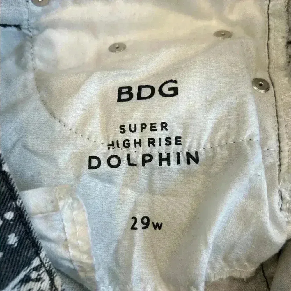 BDG super high rise dolphin grey pattern shorts in size 29 - Image 3