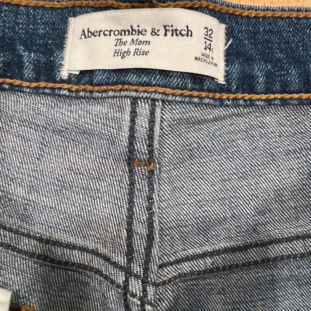 Abercrombie & Fitch Curve Love High Rise Mom Jean Distressed Denim Size 32 NWT - Image 7