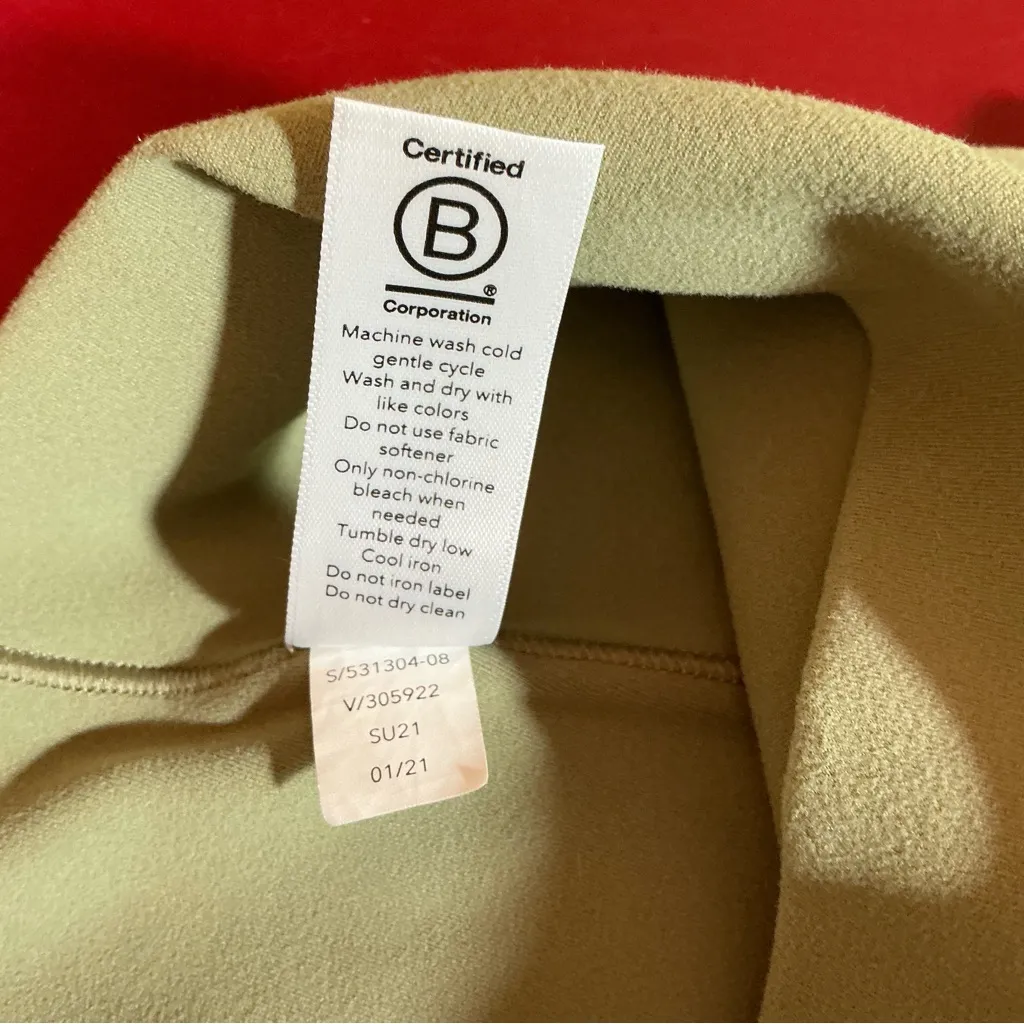 Athleta Leggings Womens S Salutation Capri Pants Sage Green Stretch Yoga Pilates - Image 6