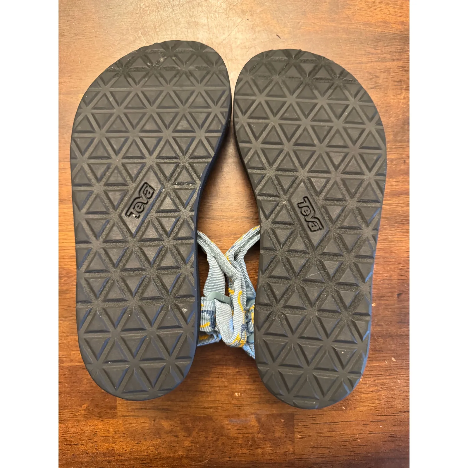 Tevas blue and yellow sandals women's size 8 - Image 5