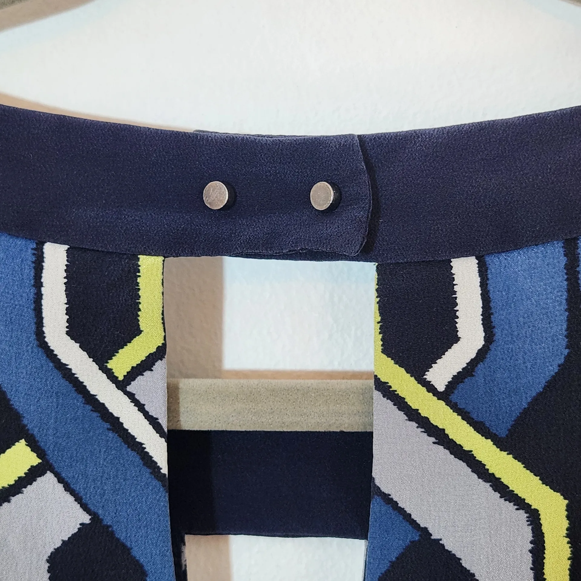 Trina Turk Navy and Gray Geometric Print Silk Mini Shift Dress Size 8 - Image 7