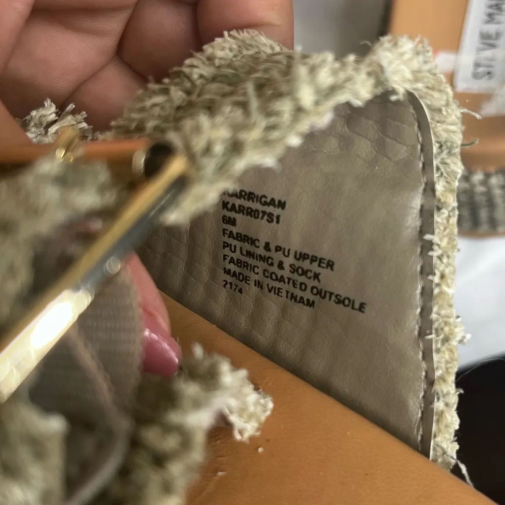 Steve Madden raffia woven double buckle sandals. - Image 4