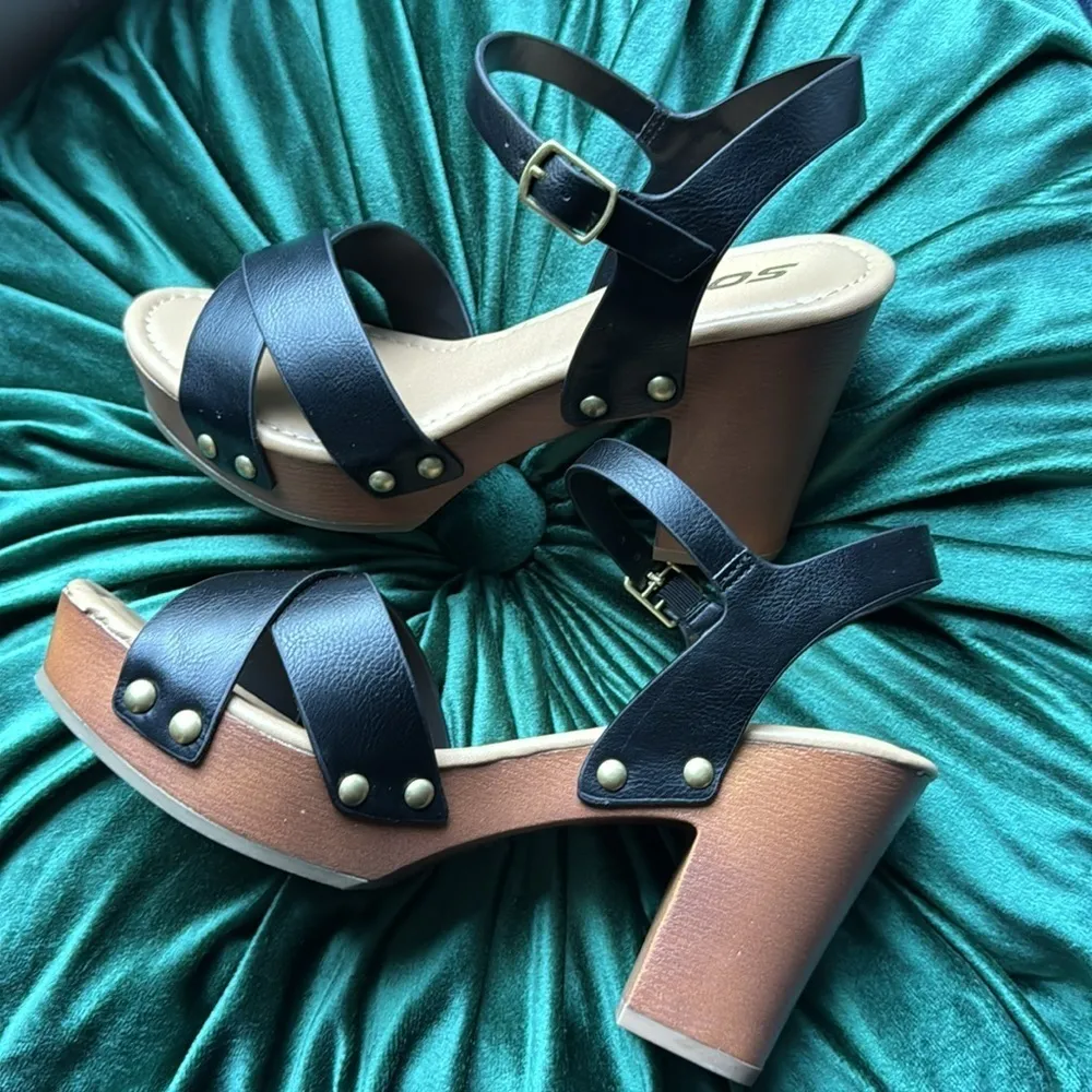 Soda Women Crisscross Band Chunky Platform Block Mid Heel Sandal - Image 6