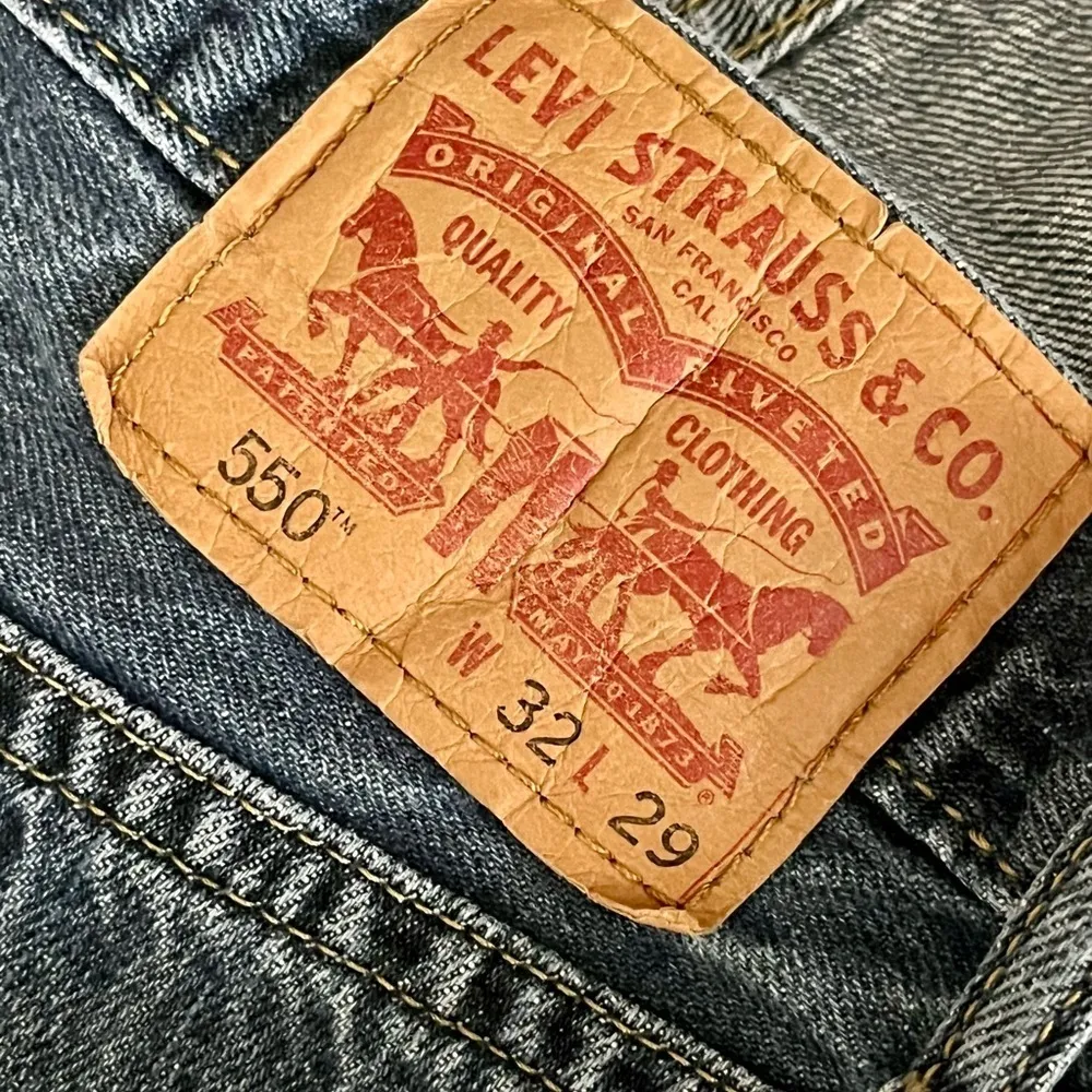 Levis 550 Womens Shorts Size 29 Vintage Cut Off Pockets Fits like High Rise Y2k - Image 6