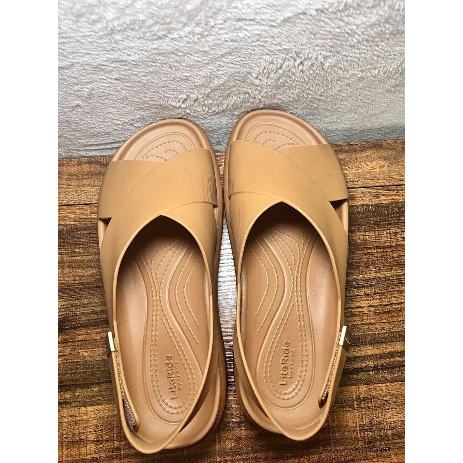 Crocs Womens 10 Brooklyn Luxe Cross Strap Tan Sandals Comfort Slides Coastal - Image 4