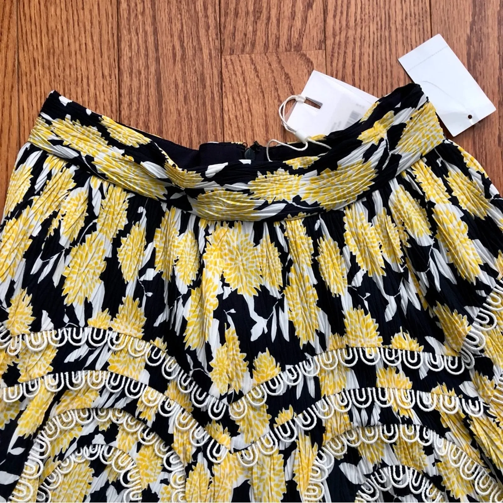 C/MEO Collective Enlight Mini Skirt Floral Marigold Black Women’s Size 6 NWT - Image 5