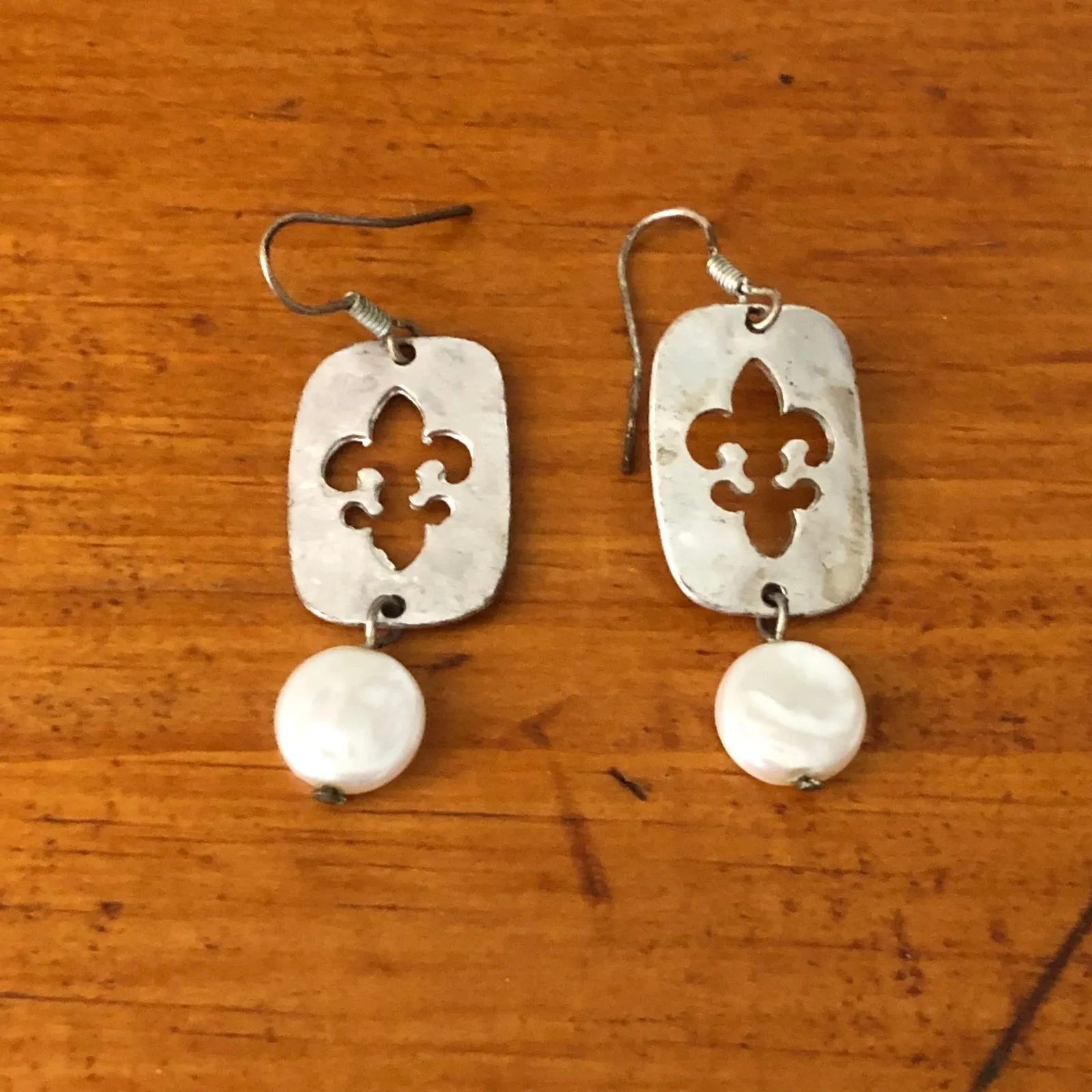 Silver Tone Fleur De Lis Dangle Earrings White Shell Bead Rectangular Drop Boho - Image 3