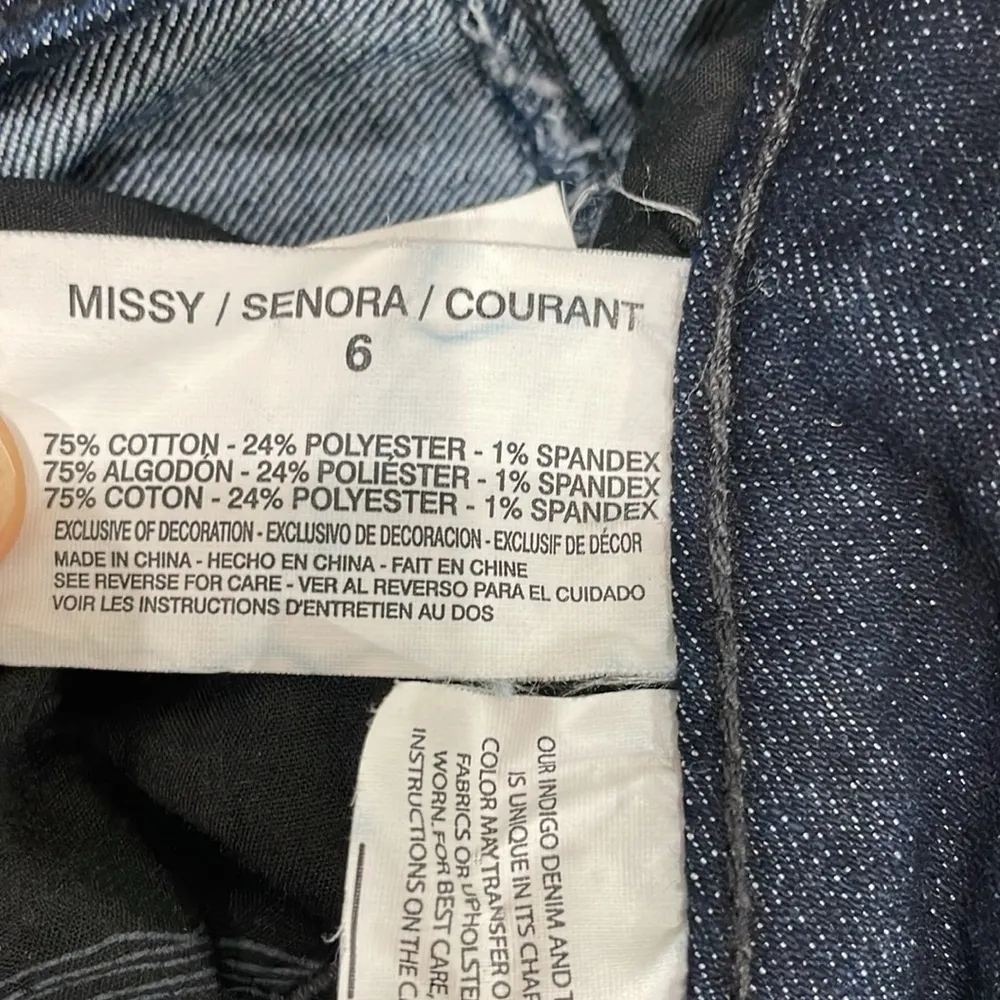 Gloria Vanderbilt Amanda skirt in dark blue wash embellished size 6 denim skirt - Image 6