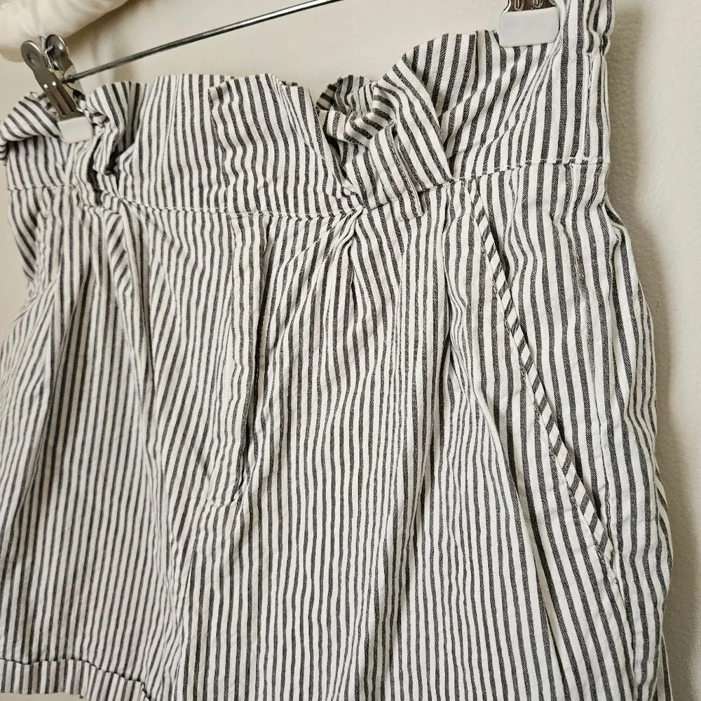Forever 21 Shorts Paperbag Striped Gray White Pockets Neutral Trendy Casual - Image 2