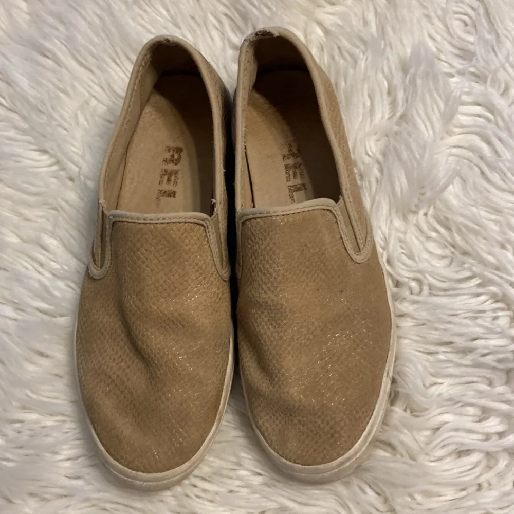 Sorel Shoes used in good condition still have life in it size 9.5 color tan - Image 9