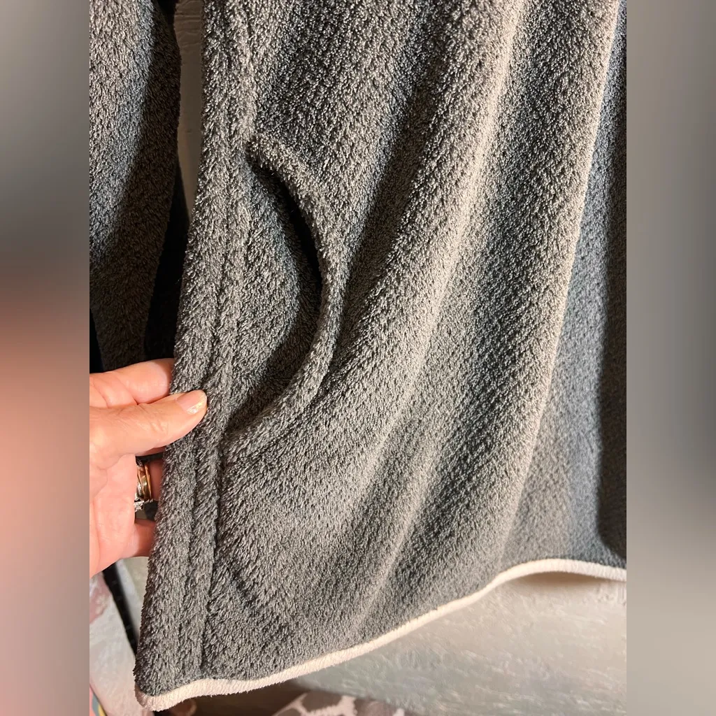 Patagonia women’s size LG 1/4 snap PolarTec in Gray and Cream pockets unisex - Image 9