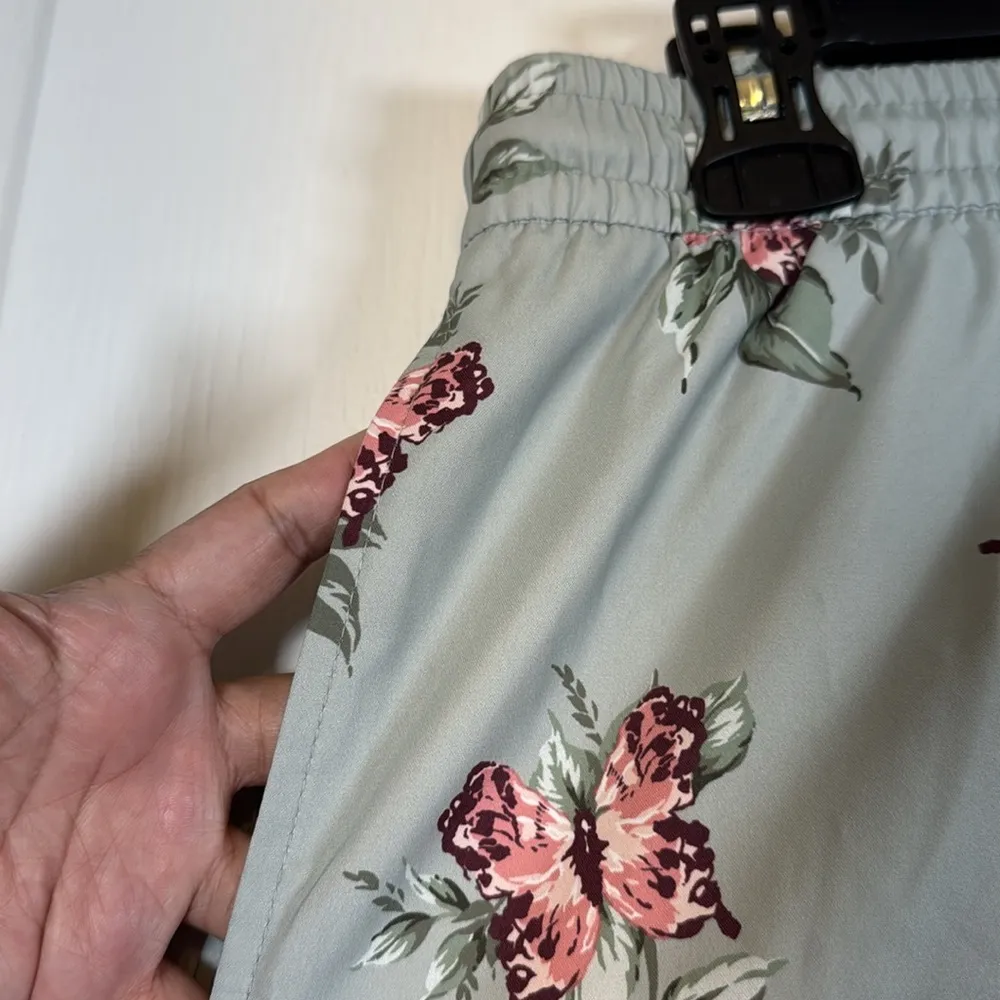 Abercrombie Sage Green Floral Gym Activewear Shorts w/ Lining Size Med EUC #5621 - Image 2