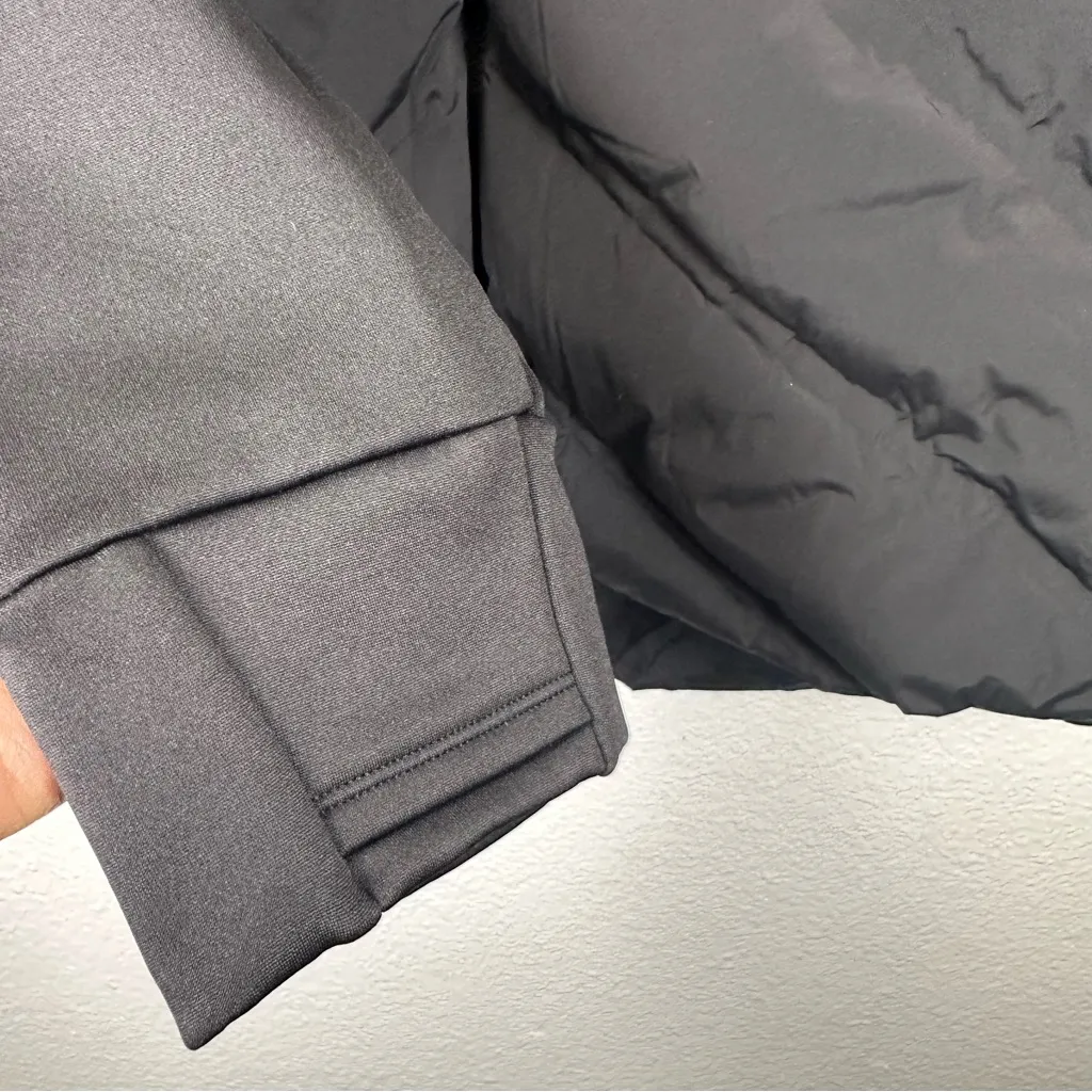 Athleta  Women's Black Puffer Jacket - Image 3