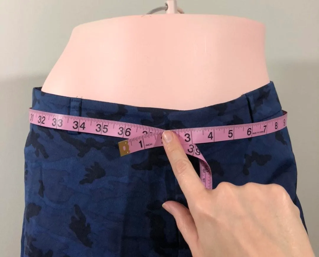 NWOT  Blue Camo Faux Silk Shorts New Size 8 - Image 4