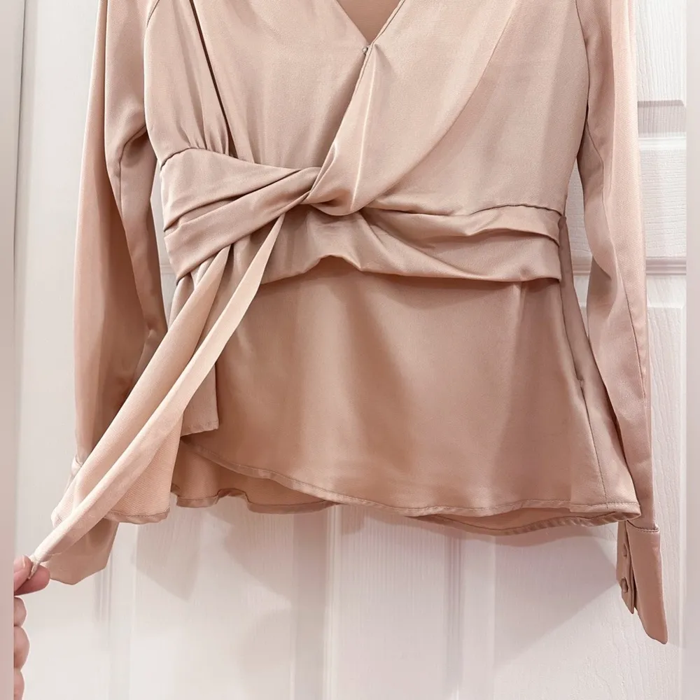 Lulu’s Lucie Pale Pink Satin Knotted Front Top Blouse sz Small - Image 5