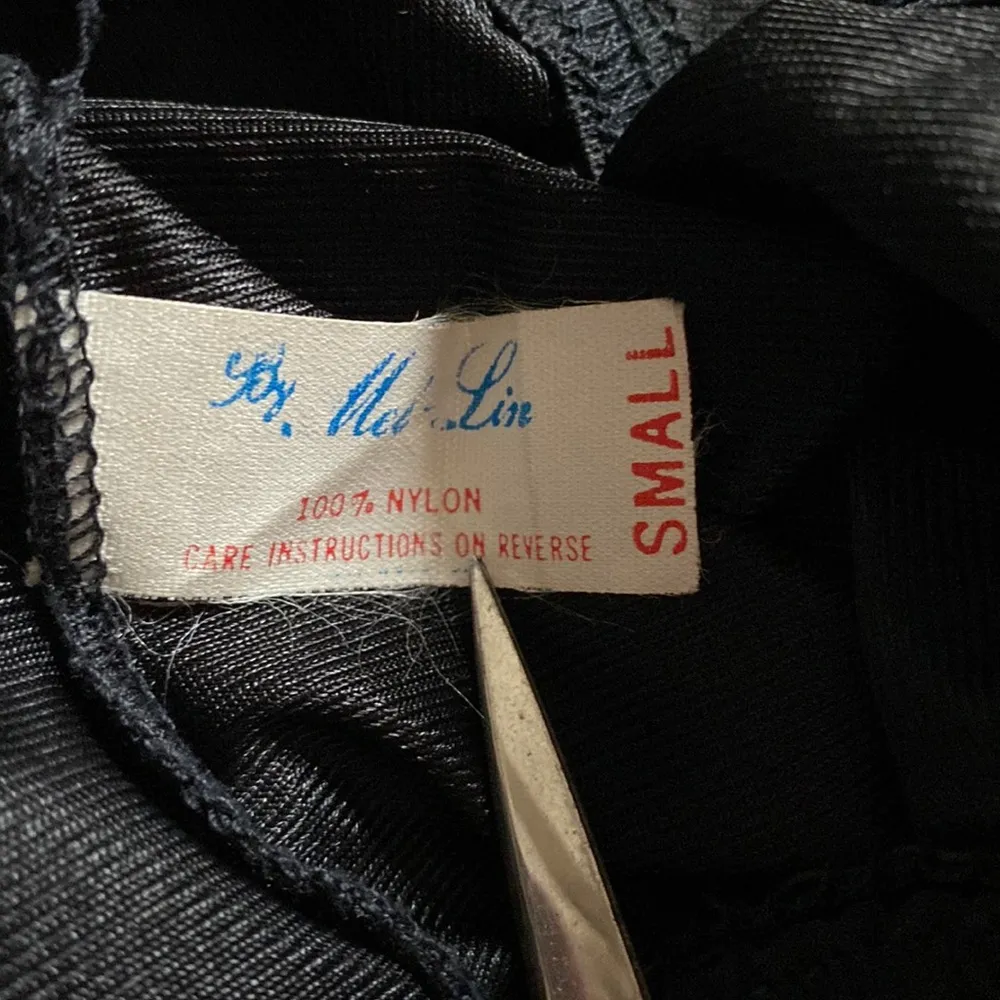 Mei Lin 1980’s black waist half slip knee length side slit midi small nylon lace - Image 5