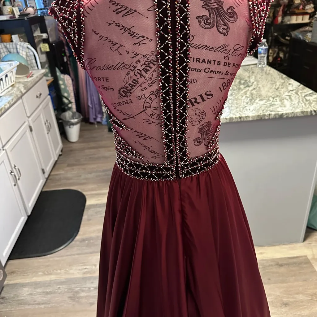 Elegant Burgundy Evening Gown - Image 4