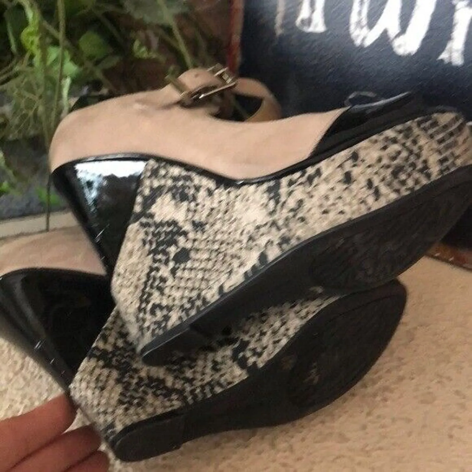 Gianni Bini tan black patent snake‎ canvas wedges Women’s Size 6.5 - Image 6