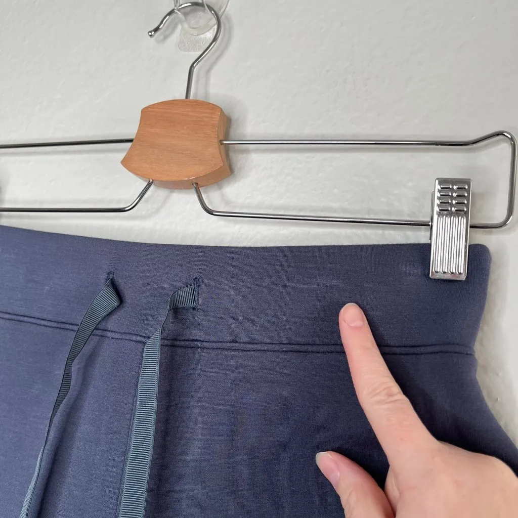 Spanx Womens AirEssentials Navy Blue 4 inch Shorts Small 50683r - Image 4