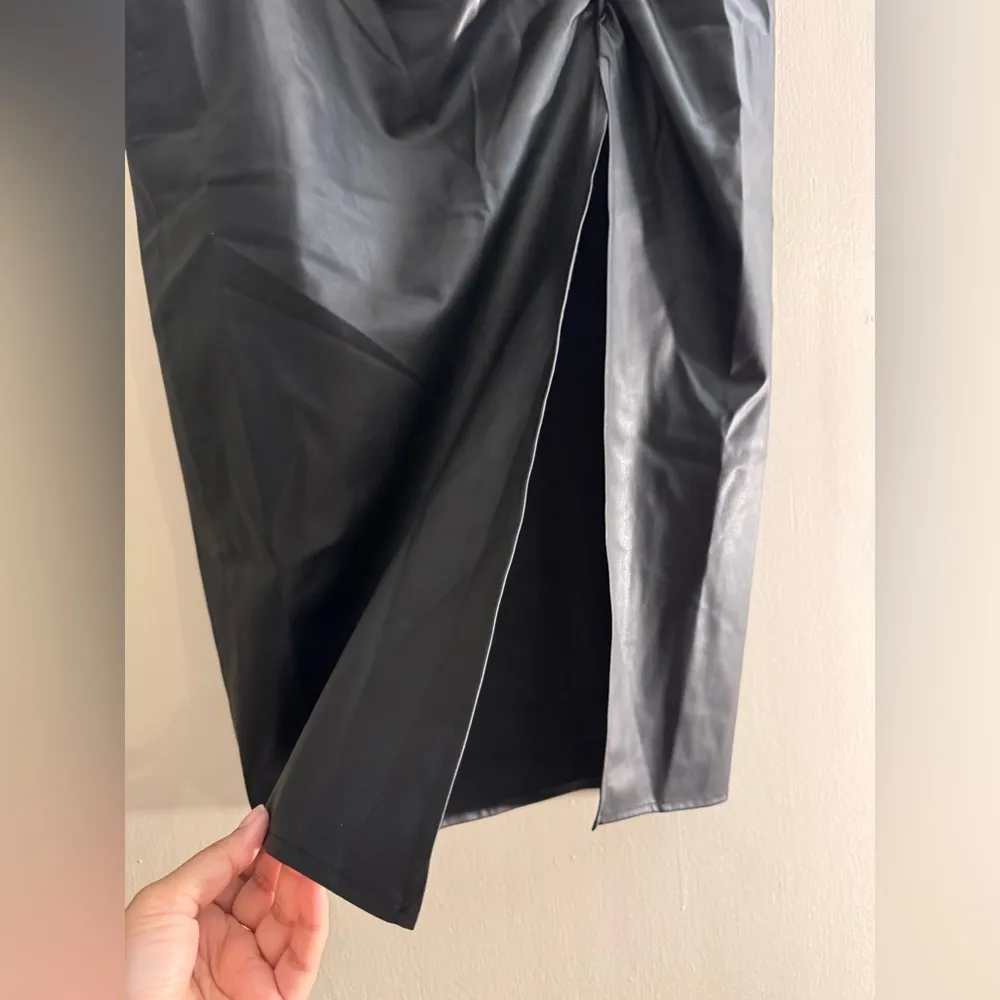 Zara RUCHED FAUX LEATHER skirt with slit Small - Image 4