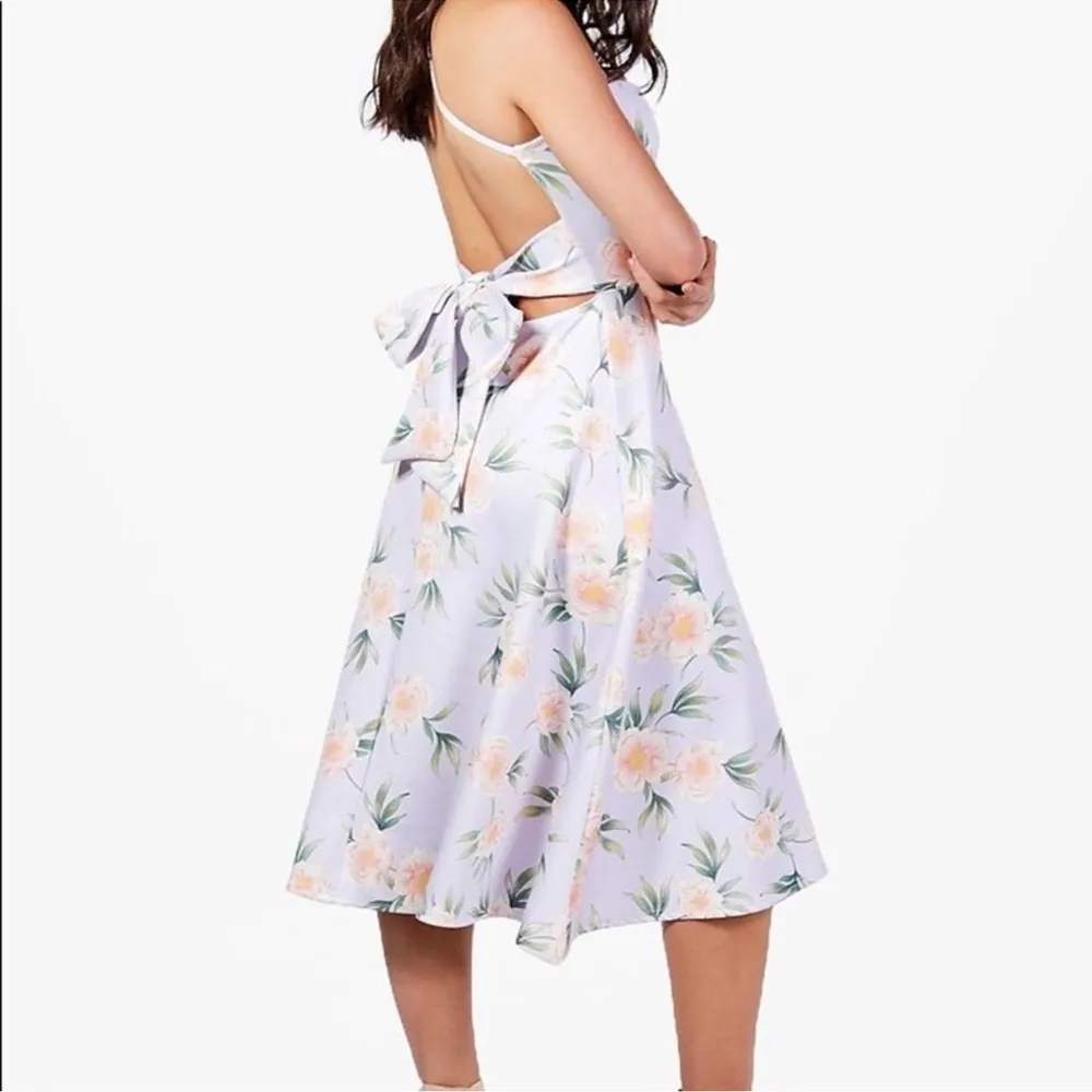 Boohoo floral Thea sweetheart criss cross open tie back midi ruffle flowy dress - Image 2