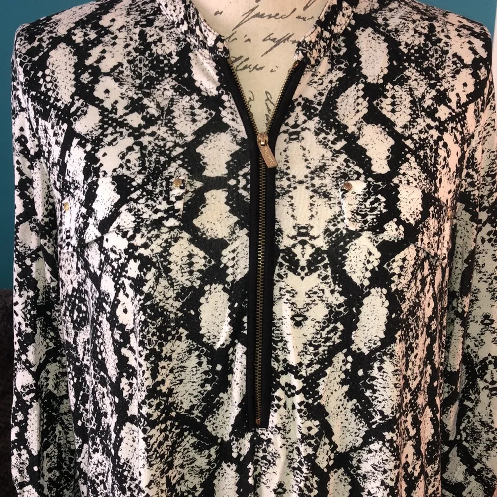 LAST CHANCE 💄 Calvin Klein Zip Up Shirt, size Medium - Image 2