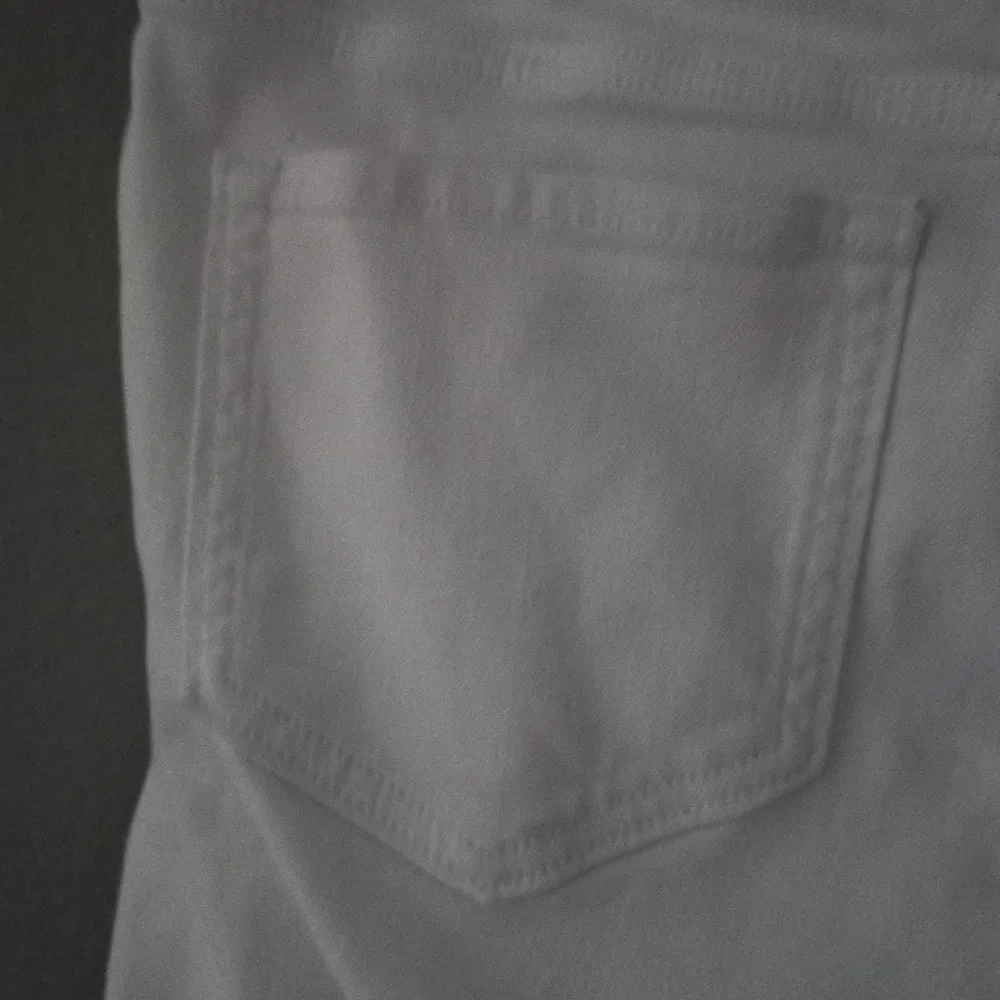 Old Navy 6 33x11 The Flirt Pocketed Jeans Denim Walking Shorts in White - Image 4