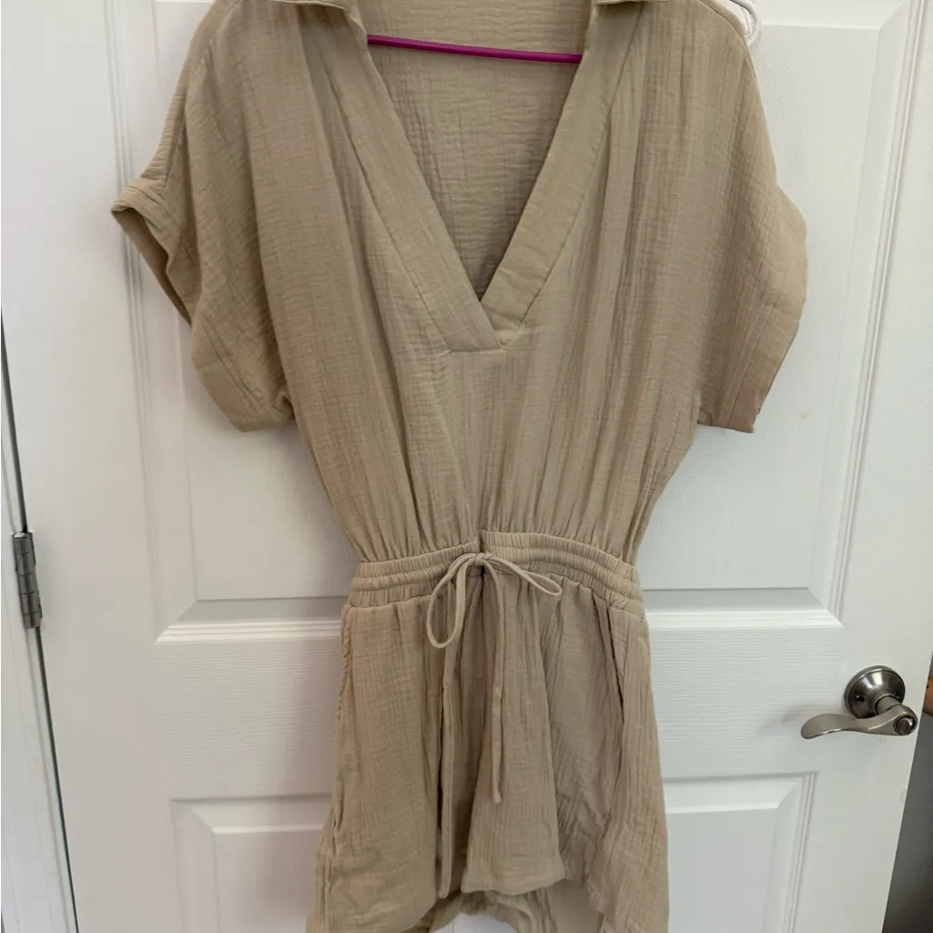 Cupshe Cream V-Neck Romper - Image 3