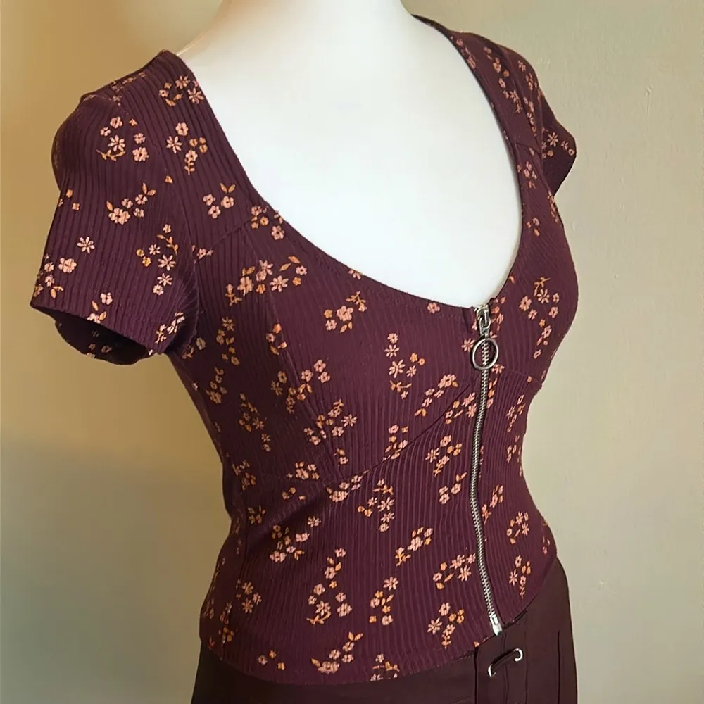 PacSun’s Me to We Women’s Cropped Floral Print Cap Sleeve Zip Front Ribbed Top - Image 2