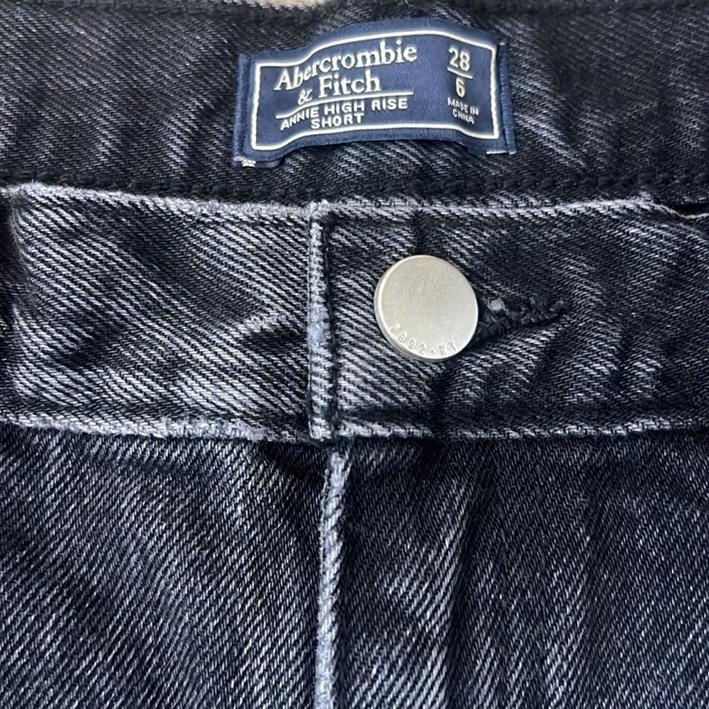 Abercrombie & Fitch Annie High Rise Black Short Size 6/28 - Image 2
