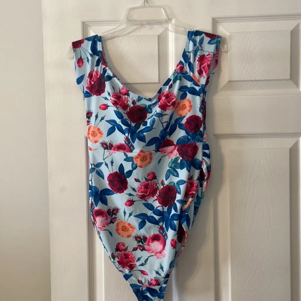 Pinkblush Floral One-Piece Swimsuit size M brand new with tag - Image 5