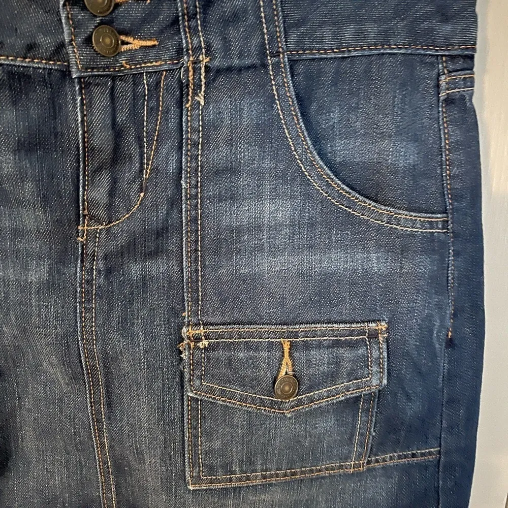 Old Navy medium wash blue Jean mini skirt with pockets - Image 3