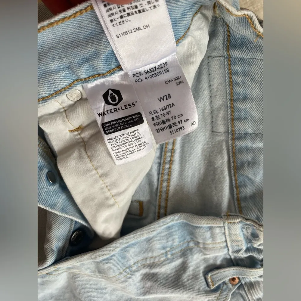 Levis high waisted 501 shorts - Image 3