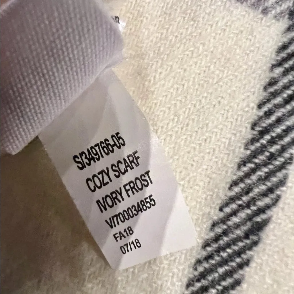 The Gap Cozy Scarf Ivory Frost Striped Windowpane Pattern So Soft NWOT 24" x 80" - Image 7