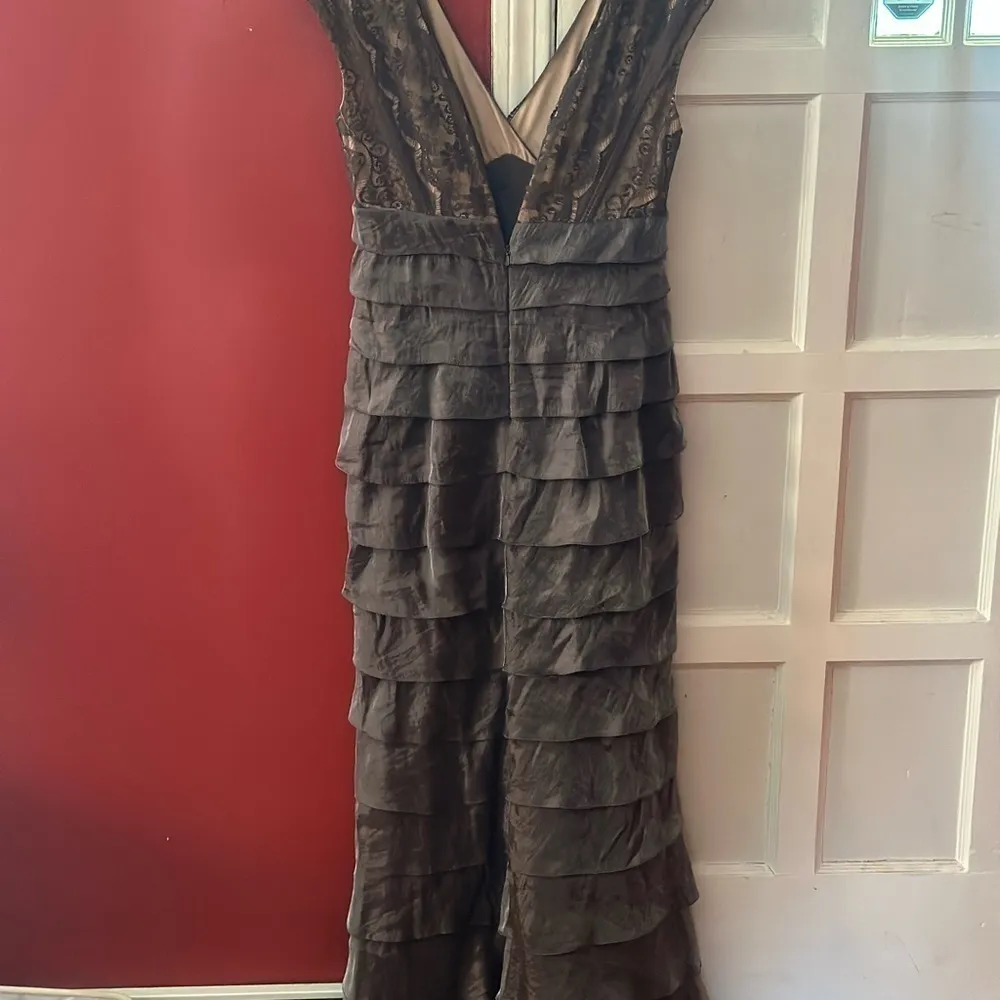 Adrianna Papell Lace Top Satin Layers Slimming Pewter Glam Maxi Formal Dress - Image 8