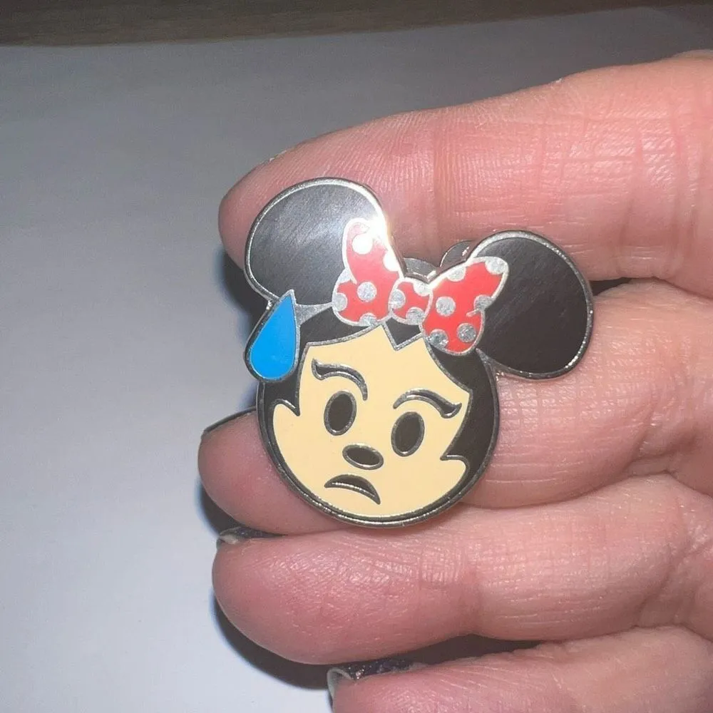 2017 Disney MINNIE MOUSE Emoticon "Fretting" Disney Trading Pin w Mouse Ears Bac - Image 3