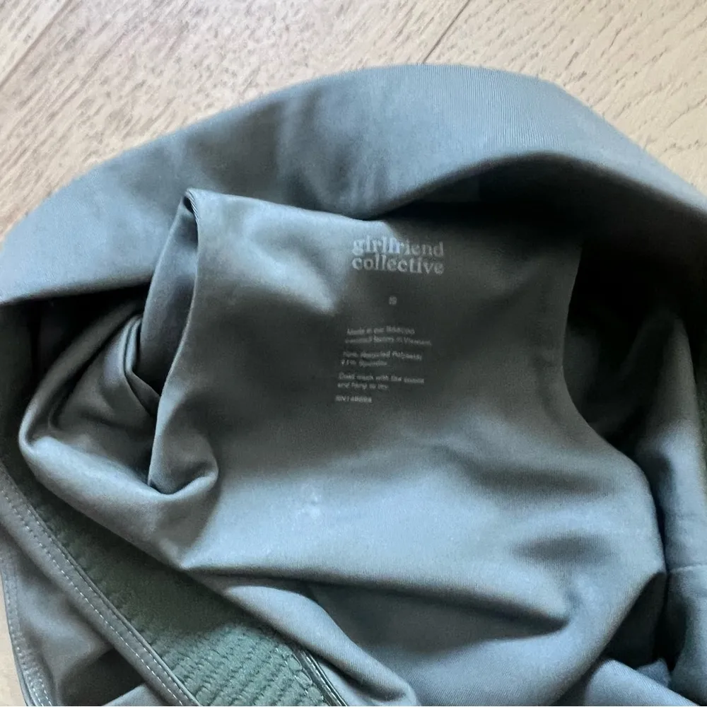 Girlfriend Collective Green Dylan Bra and Scrunchie Bundle - Image 3