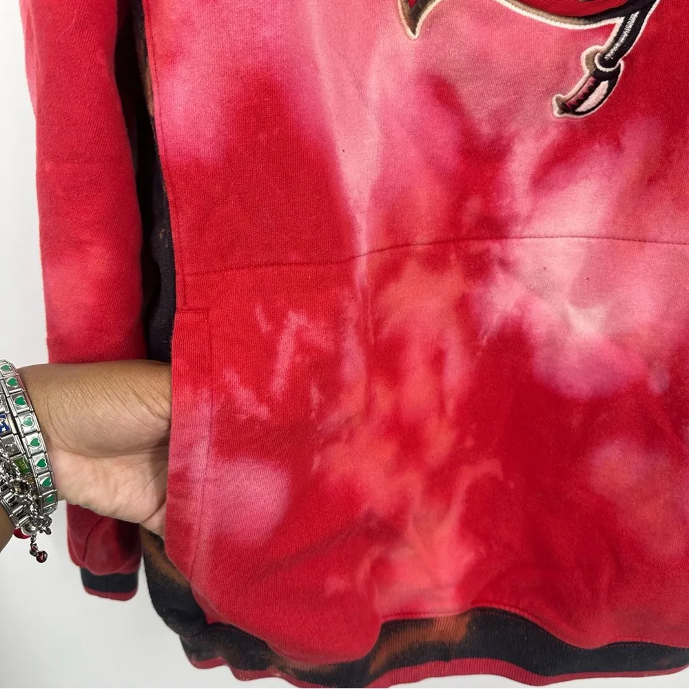 Tampa Bay Buccaneers Bleach Splatter Sweatshirt Size Large Off The Shoulder - Image 4