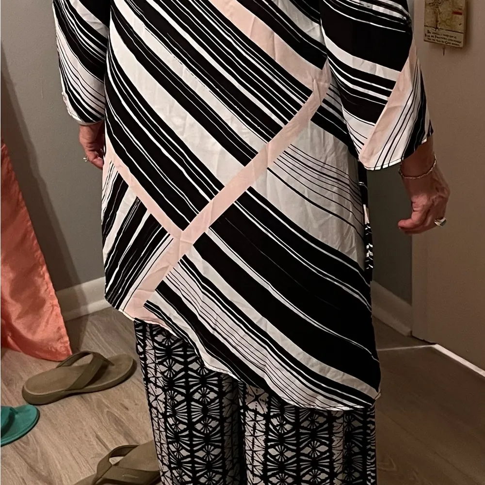 Chico’s high low blouse. Pink/black. Size S - Image 7