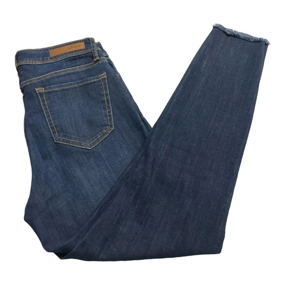 MS. CELLO PLUS
SIZE MID-RISE
FRAYED HEM CROP
SKINNY DENIM Size 7 - Image 5