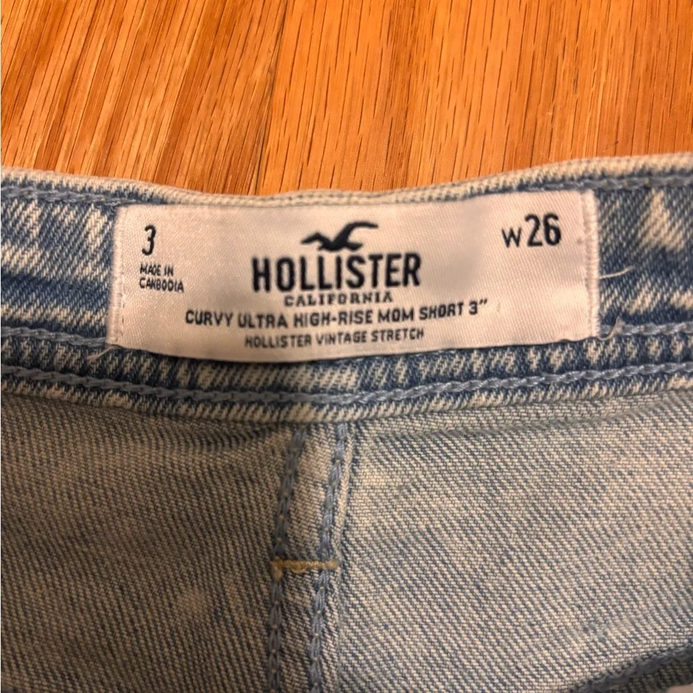 Hollister 3 / 26 Jean Shorts Curvy Ultra High Rise Mom Short 3" Button Fly NWT - Image 4